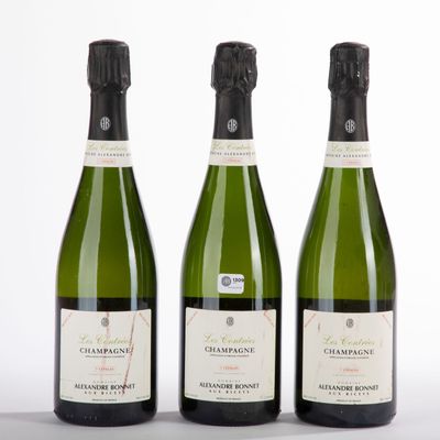 trois bouteilles de champagne posées côte à côte sur une table