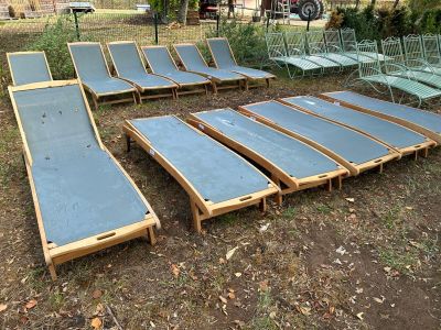 de nombreuses chaises longues posées dans l'herbe