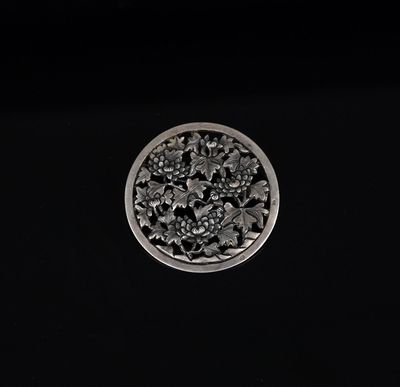 gros plan d'un objet métallique sur une surface noire