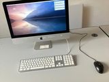 un ordinateur sur un bureau avec un clavier et une souris