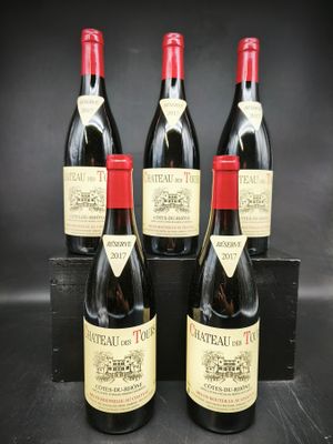 quatre bouteilles de vin rouge sont posées sur une boîte noire