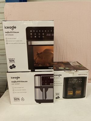 Plusieurs cartons de nourriture sont empilés les uns sur les autres sur une table