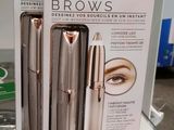 deux boîtes de pinceaux à sourcils exposées dans un magasin