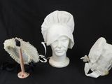 Plusieurs chapeaux sont alignés sur un fond noir