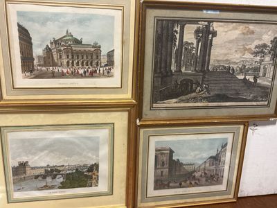 trois photos encadrées représentant des bâtiments et un bâtiment surmonté d'une horloge