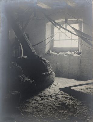 une photo en noir et blanc d'une pièce avec une fenêtre