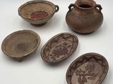 plusieurs pièces de poterie posées sur une table les unes à côté des autres