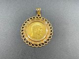 un pendentif en forme de pièce d'or sur lequel est gravé le visage d'une femme