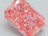 un gros plan d'un diamant rose sur une surface blanche