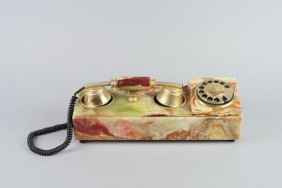 Téléphone en onyx en métal doré.