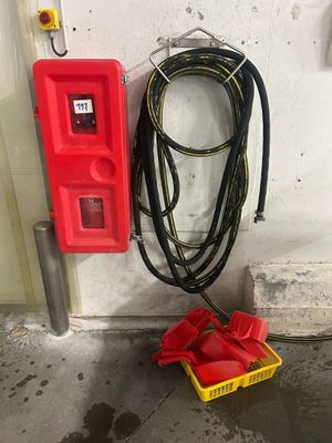 une borne d'incendie rouge à côté d'une borne d'incendie jaune dans un garage