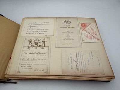 un vieux livre couvert de timbres