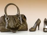 une paire de chaussures pour femme et un sac à main posés sur une surface blanche