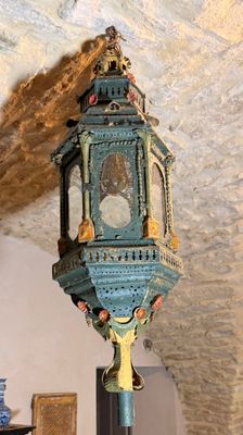une lampe bleue suspendue au plafond dans une pièce