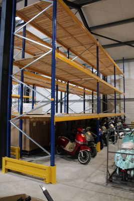 de nombreux scooters et motos garés dans un grand entrepôt