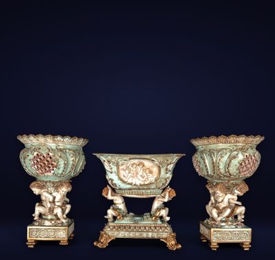 Remarquable garniture à trois pièces en porcelaine allemande…