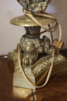 Lampe à pétrole en laiton richement repoussé de feuilles et … (photo 5)