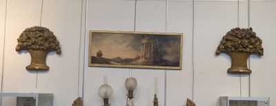 de nombreux vases et tableaux accrochés au mur de cette pièce