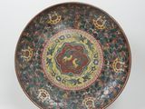 une image représentant une assiette décorative sur laquelle figure un oiseau
