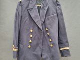 une photo d'une veste bleue sur un cintre