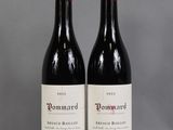 deux bouteilles de vin rouge posées sur une table