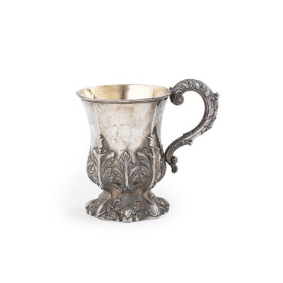 une vieille coupe en argent munie d'une anse, sur fond blanc