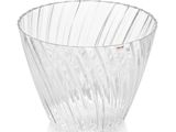 une photo d'un saladier en verre transparent posé sur une surface blanche