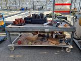 une table en métal sur laquelle sont posés des casseroles et d'autres objets
