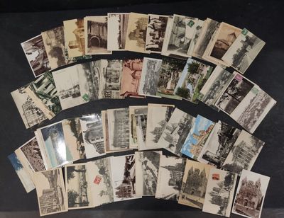 un lot de vieilles cartes postales posées sur une table