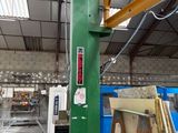 une photo d'une grosse machine verte à l'intérieur d'un bâtiment