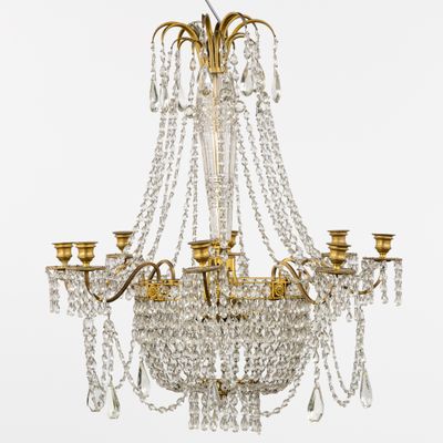 un grand lustre en cristal suspendu au plafond