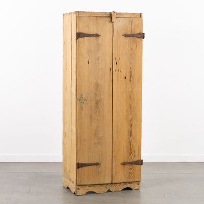 une photo d'une armoire en bois à deux portes dans une pièce