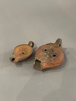 une paire de vases anciens en céramique chinoise exposés dans un musée