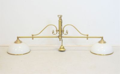 deux lampes posées sur une table dans une pièce