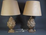 deux lampes posées sur une table sur laquelle se trouve une lampe