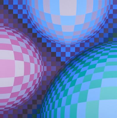trois sphères de couleurs différentes sont disposées sur une surface en damier
