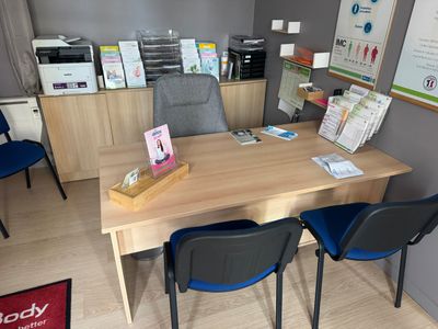 un bureau avec une chaise et un livre posé dessus