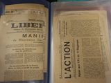 un livre ouvert sur une table, avec beaucoup de pages