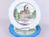 une assiette sur laquelle est représentée une église