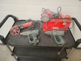 un chariot sur lequel sont posés des outils, dans un garage