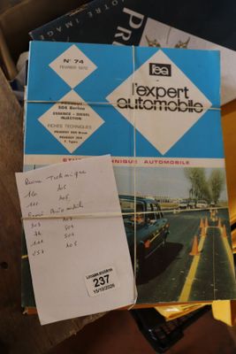 une boîte contenant beaucoup de livres et de papiers