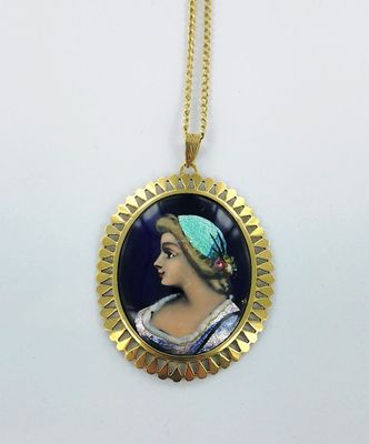 un collier plaqué or orné du portrait d'une femme portant un bandeau bleu