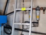 une échelle appuyée contre un mur dans un garage