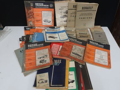 un grand nombre de livres posés sur une table