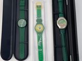 une montre verte avec un boîtier noir et un bracelet vert