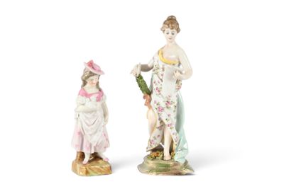 deux figurines représentant des femmes debout l'une à côté de l'autre
