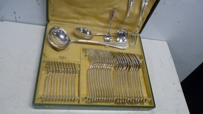 une boîte contenant de l'argenterie sur une table