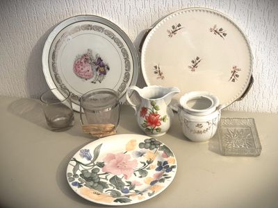 une table avec beaucoup d'assiettes et de tasses
