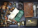 une boîte bleue remplie d'objets divers, dont une voiture verte et d'autres objets