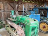 un tracteur et une ornière de tracteur dans une grange